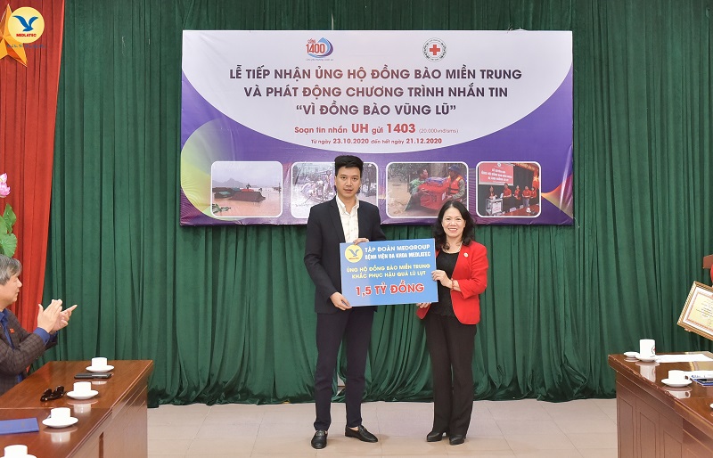 Đại diện MED GROUP, TGĐ Nguyễn Trí Anh trao 1,5 tỷ đồng tới Hội Chữ thập đỏ Việt Nam